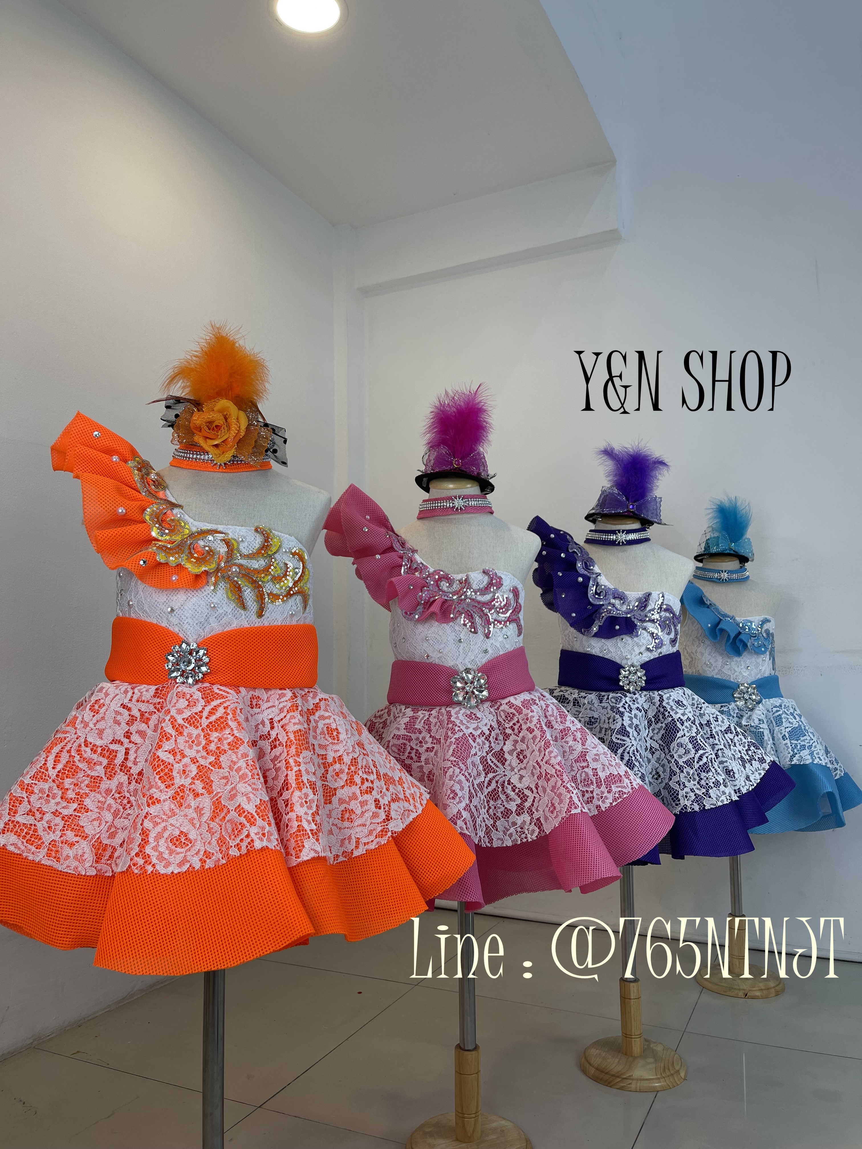 Y&NShop ชุดดรัมเมเยอร์ ชุดเชียร์ลีดเดอร์ เด็กผู้หญิงอนุบาล-ประถมต้น แบบชุดไหล่เคร์ป ลูกไม้ขาว