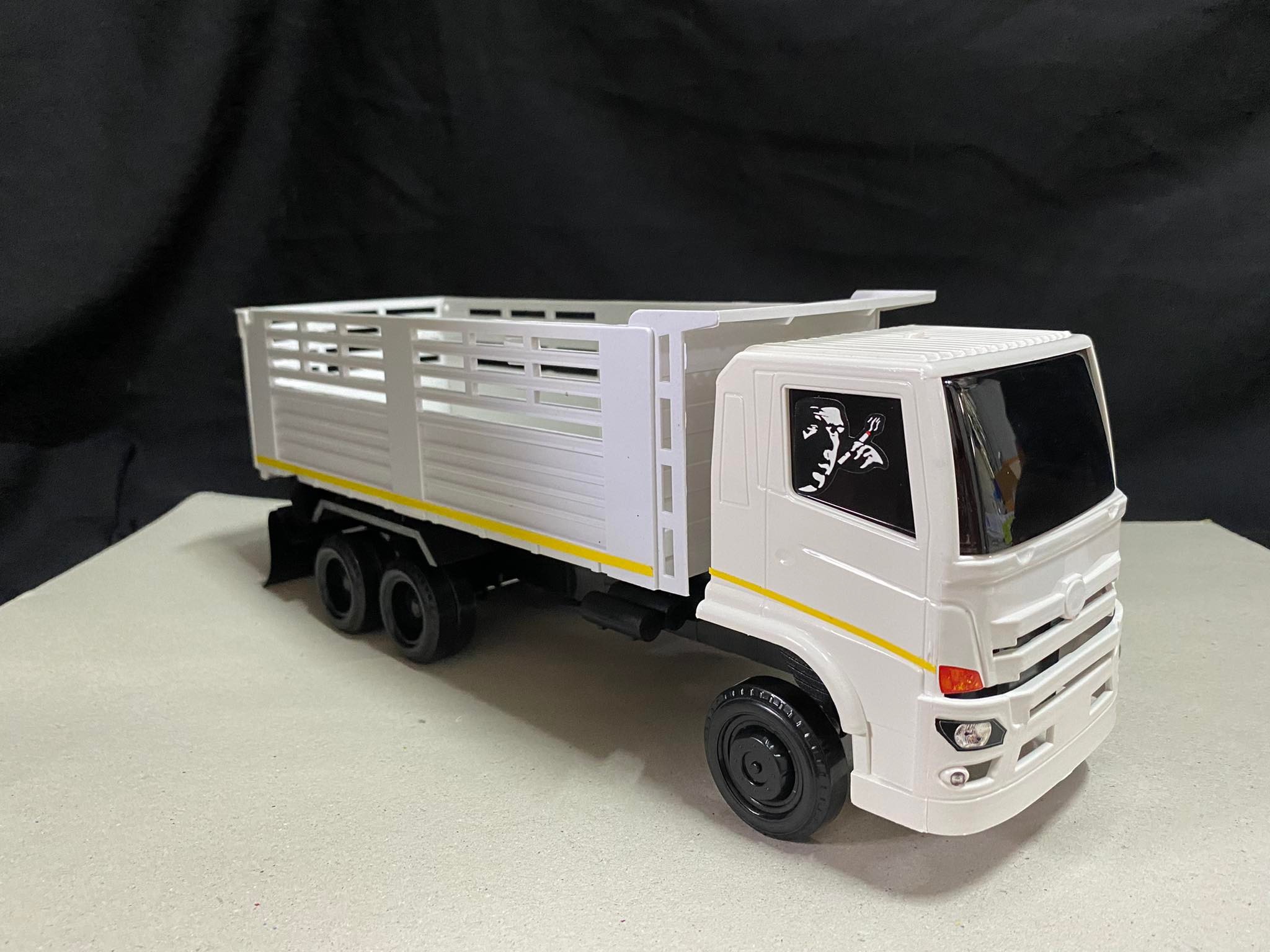 โมเดลรถสิบล้อดั้มจำลอง คาดเหลือง 1/24 พลาสติก หม่ำโมเดล รถของเล่น รถบรรทุกของเล่น รถดั้มจำลอง