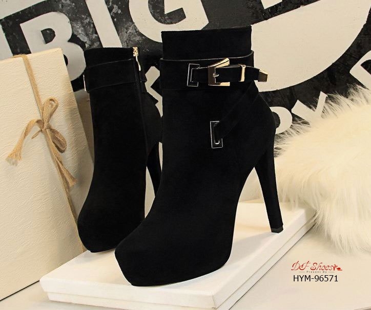 รองเท้าบูทส้นสูงแต่งอะไหล่เข็มขัด