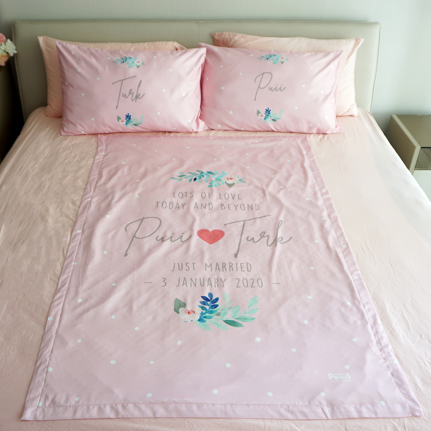ชุดของขวัญแต่งงาน ปลอกหมอนคู่+ผ้าห่ม ขนาด 100x150cm ลาย Flower - Pink