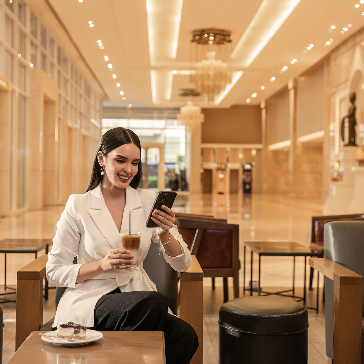 ATHENEE TOWER สำนักงานให้เช่าติดถนนวิทยุ ใกล้สถานีรถไฟฟ้า BTS เพลินจิต 350 เมตร