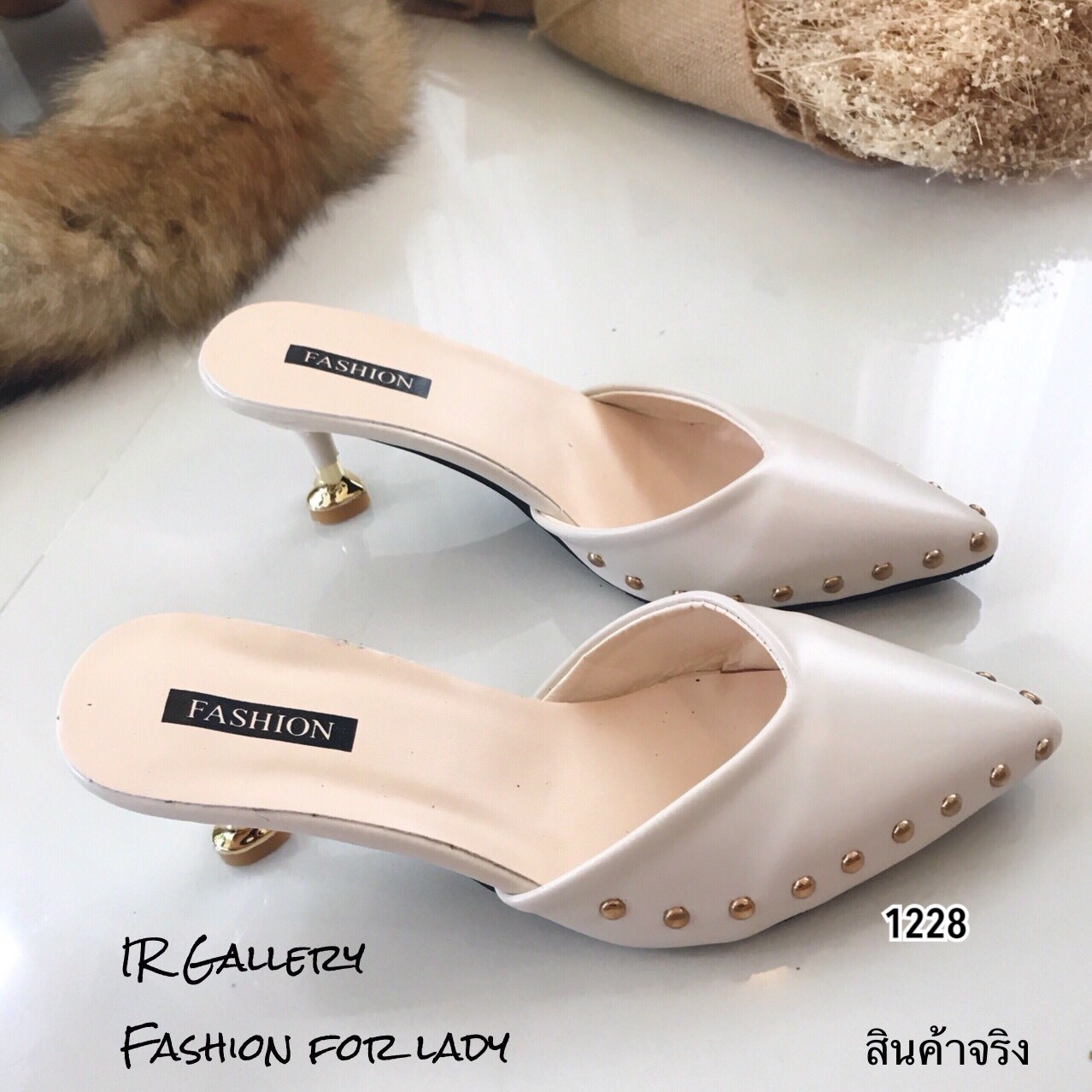 รองเท้าส้นเตี้ยเปิดส้นแต่งหมุด (สีครีม)