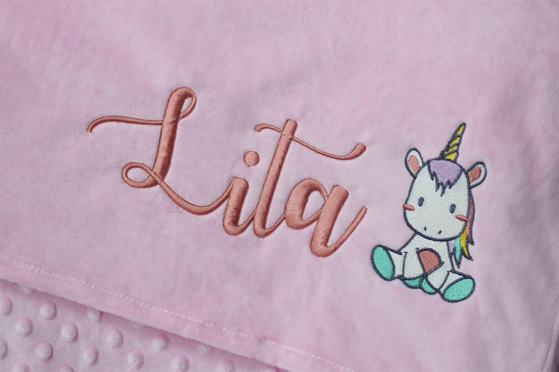 ผ้าห่ม Minky - สีชมพู 75x100cm แบบปักชื่อ+การ์ตูน - Unicorn