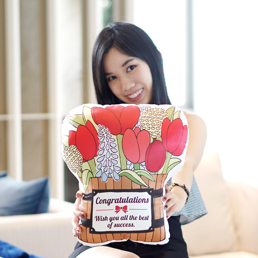 หมอนของขวัญรับปริญญา แบบพร้อมส่ง - ลายกระถางไม้ Congratulations Tulip Wooden Bucket