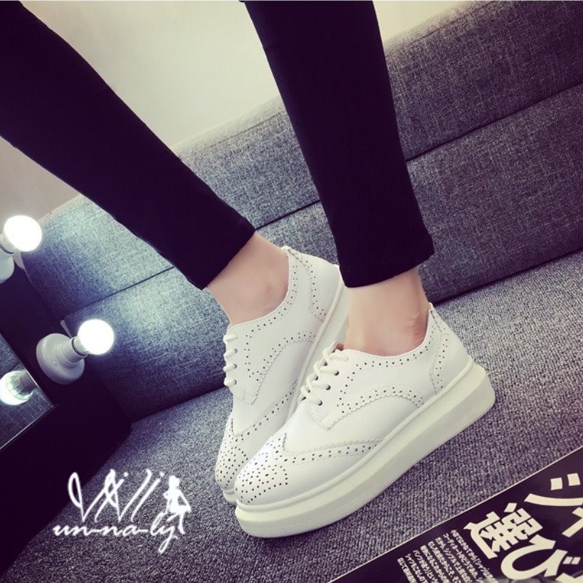 รองเท้าผ้าใบเสริมส้นฉลุลาย (สีดำ)