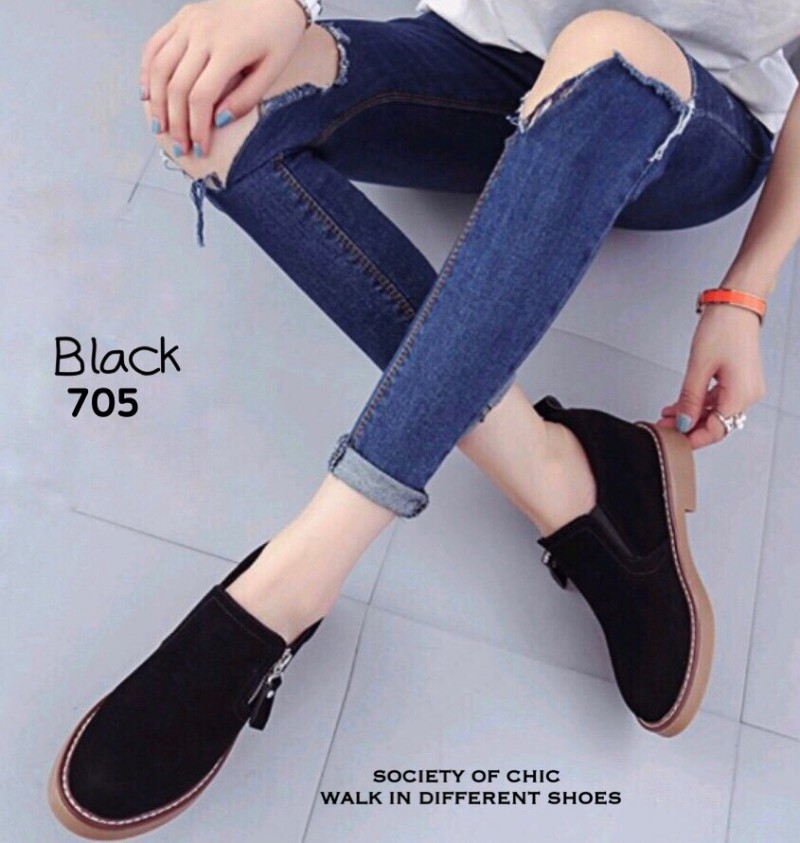 รองเท้าผ้าใบหนังกลับทรงสวม (สีเขียวขี้ม้า)