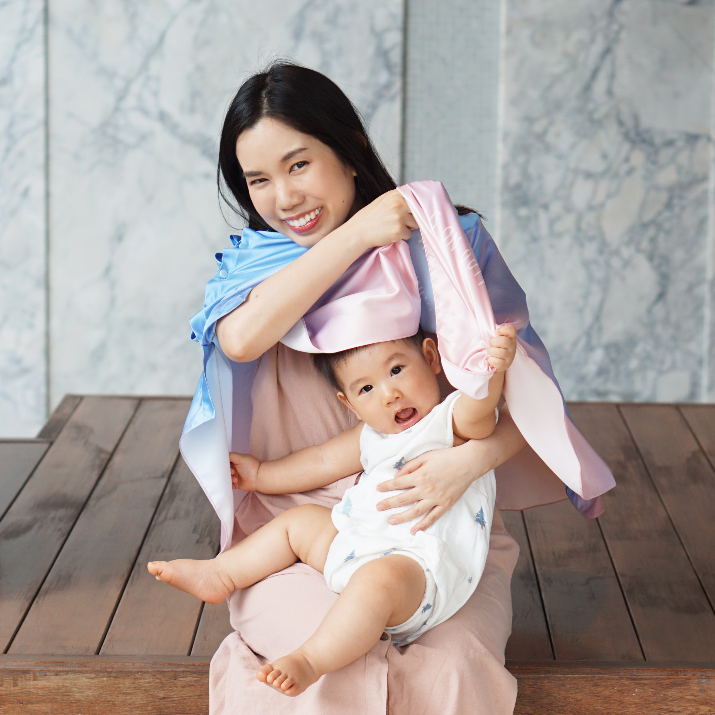 ผ้าคลุมให้นม 3in1 (รุ่นมีกระดุม ถอดโครงได้) แบบสั่งทำใส่ชื่อ ลาย Gradient - Blue Pink