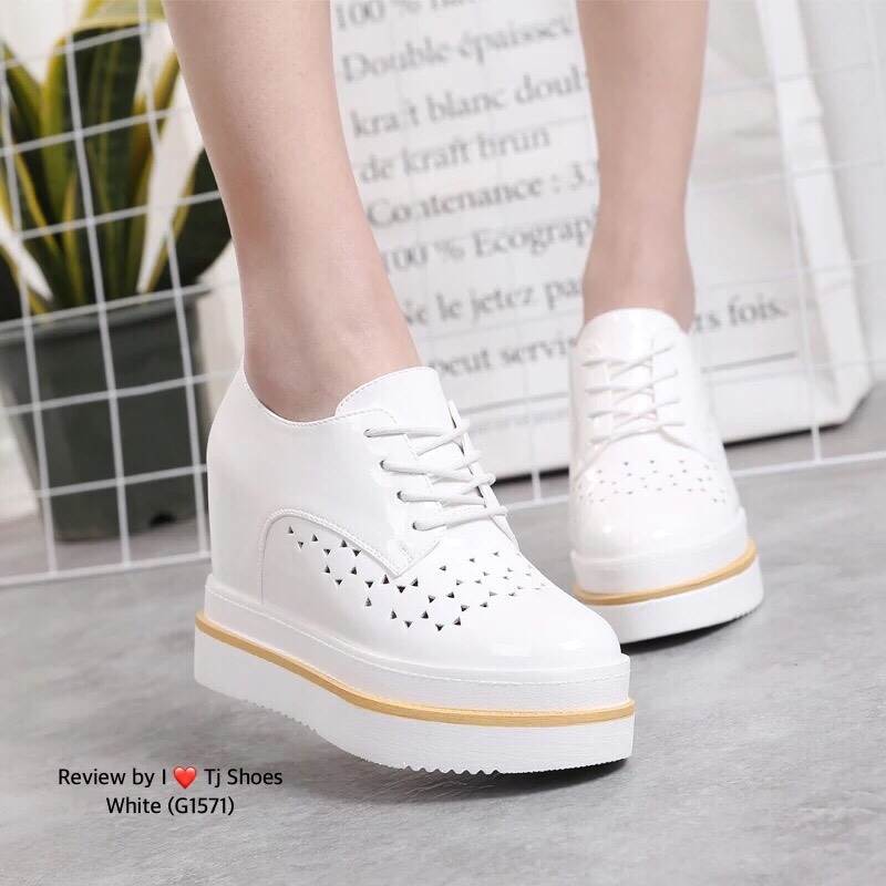 รองเท้าผ้าใบเสริมส้นฉลุลาย (สีดำ)