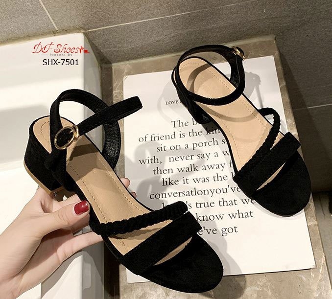 รองเท้าส้นเตี้ยแต่งสายรัดถัก (สีครีม)