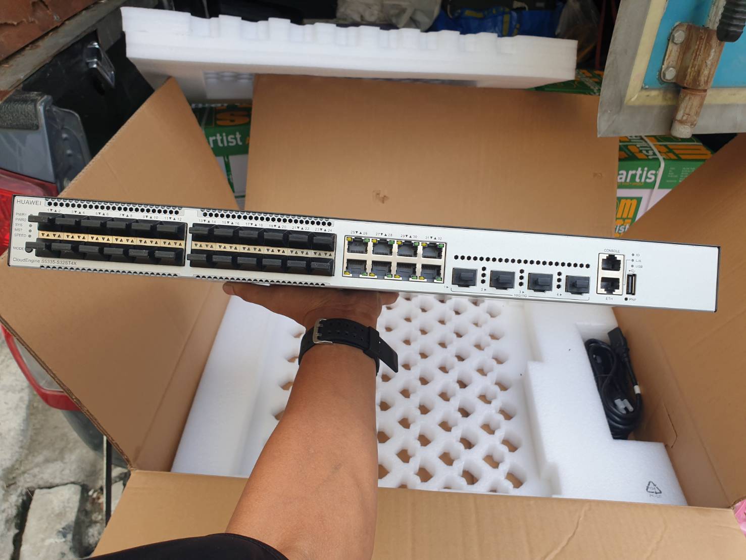 สวิตช์ S5735-S32ST4X Huawei Switch 24*GE SFP ports 8*10/100/1000BASE-T ports 4*10GE SFP+ port ของใหม่