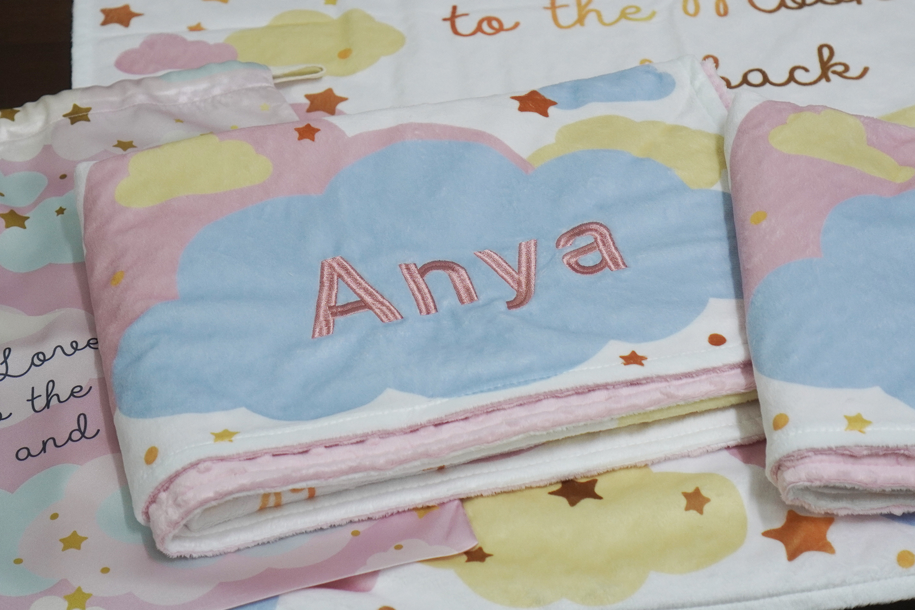 ผ้าห่ม Minky ลาย Moon 75x100cm แบบปักชื่อ ด้านหลังสีชมพู