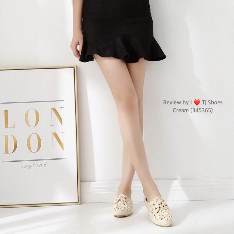 รองเท้าผ้าใบลูกไม้เปิดส้น (สีครีม)