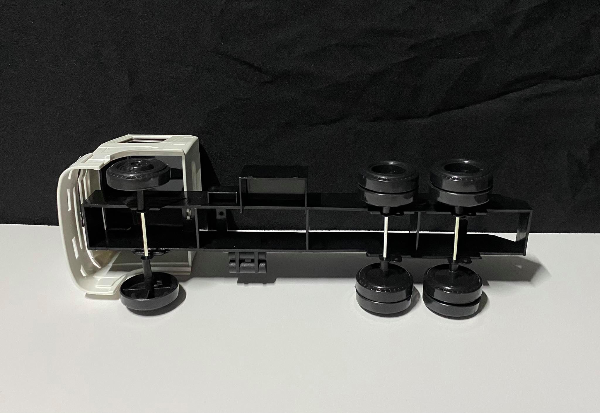 โมเดลรถสิบล้อ รถ 6 ล้อ รถของเล่นพลาสติก โมเดลรถบรรทุกจำลอง 1:24 รถสิบล้อย่อส่วน รถบรรทุกจิ๋ว รถบันทุกเด็กเล่น truck scale model รถหม่ำโมเดล