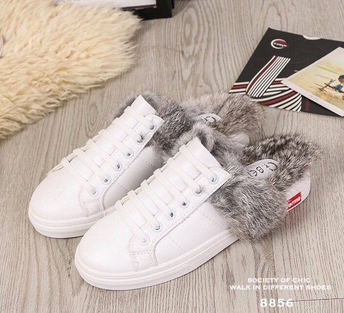 รองเท้าผ้าใบเปิดส้นแต่งขน (สีดำ)