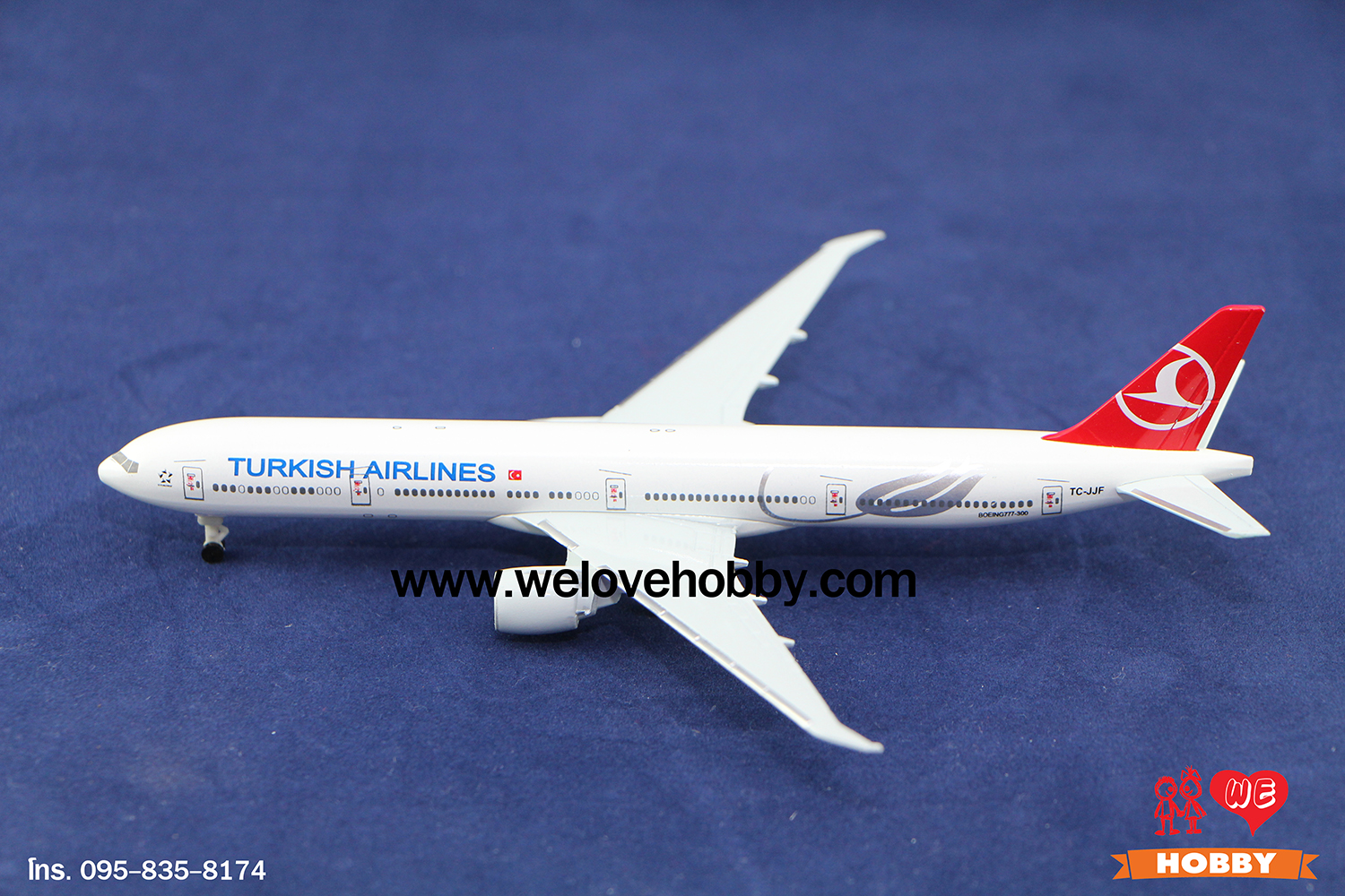โมเดลเครื่องบิน Turkish Airlines (Boeing 777) ตุรกี ไซส์กลาง แบบมีล้อเครื่องบิน (1:400)