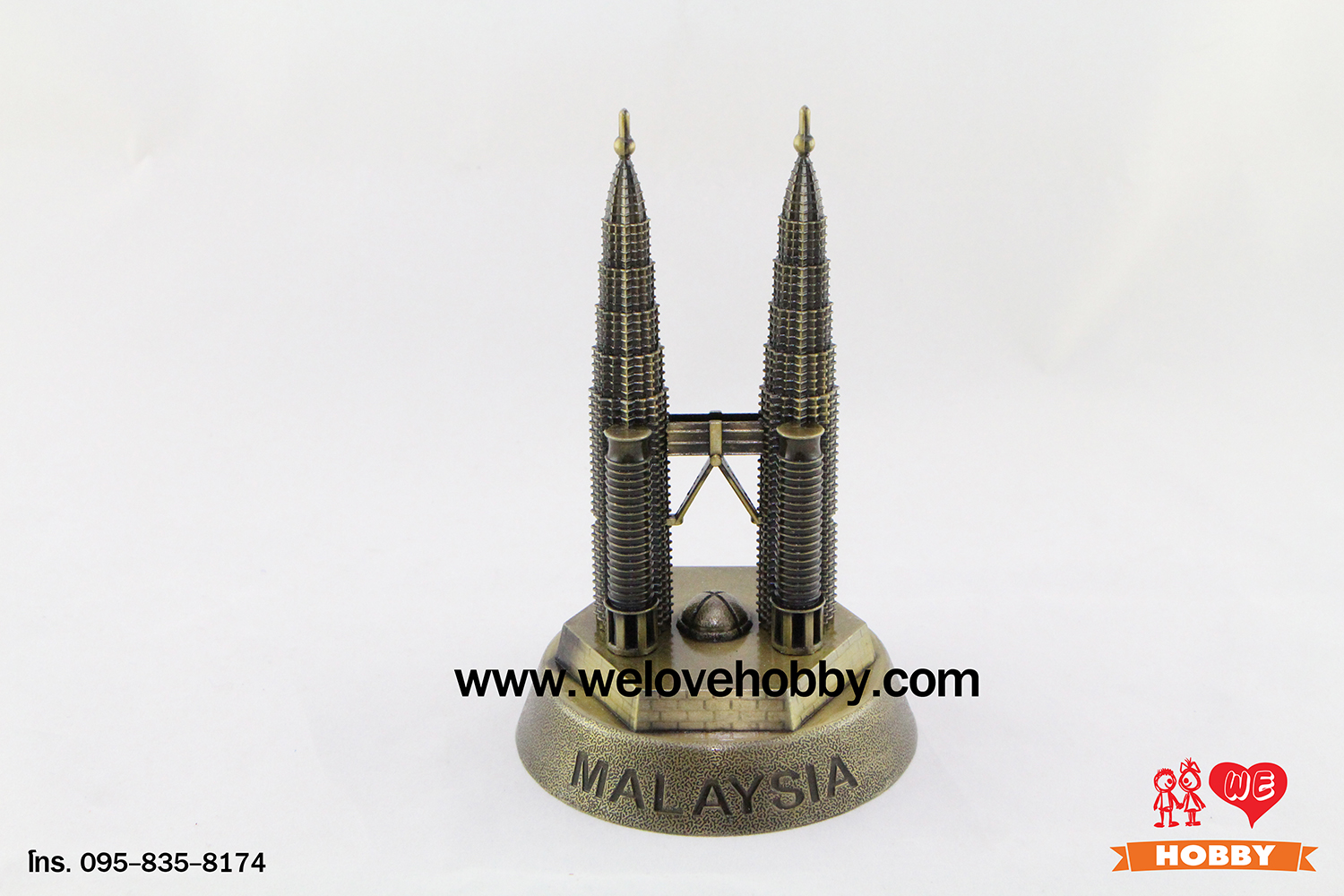 โมเดลแลนด์มาร์ค ตึกแฝดปิโตรนาส Petronas Twin Towers สูง 16ซม. พร้อมฐานกลม