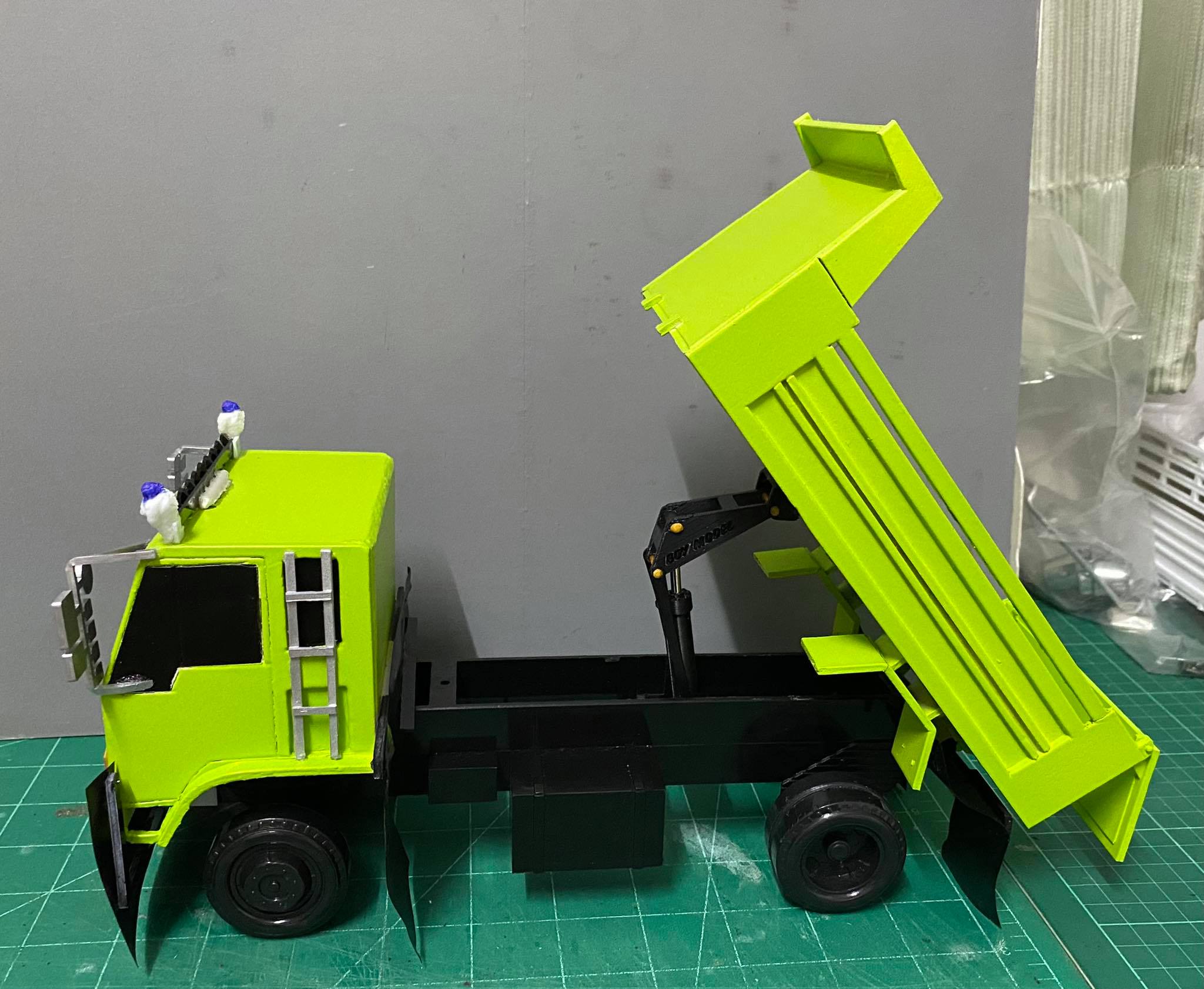 รถดั๊มพ์ 6 ล้อ อีซูสุร๊อกกี้ 1/24 พลาสติก