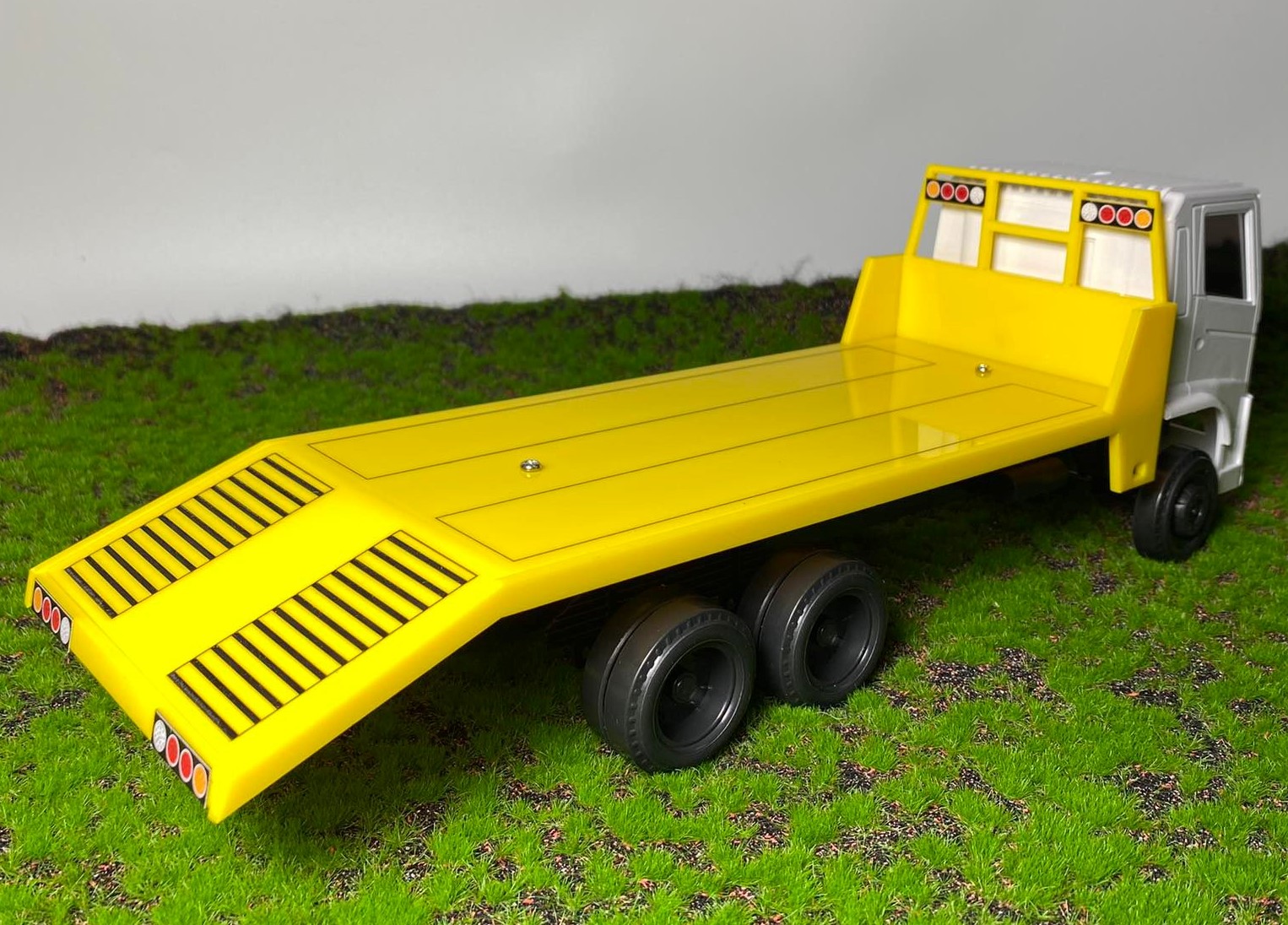 โมเดลรถ 10 ล้อ รถย้ายรถขุดจำลอง 1/24 รถบรรทุกหม่ำโมเดลรถเทรนเลอร์ ของเล่นเด็กผู้ชาย toy