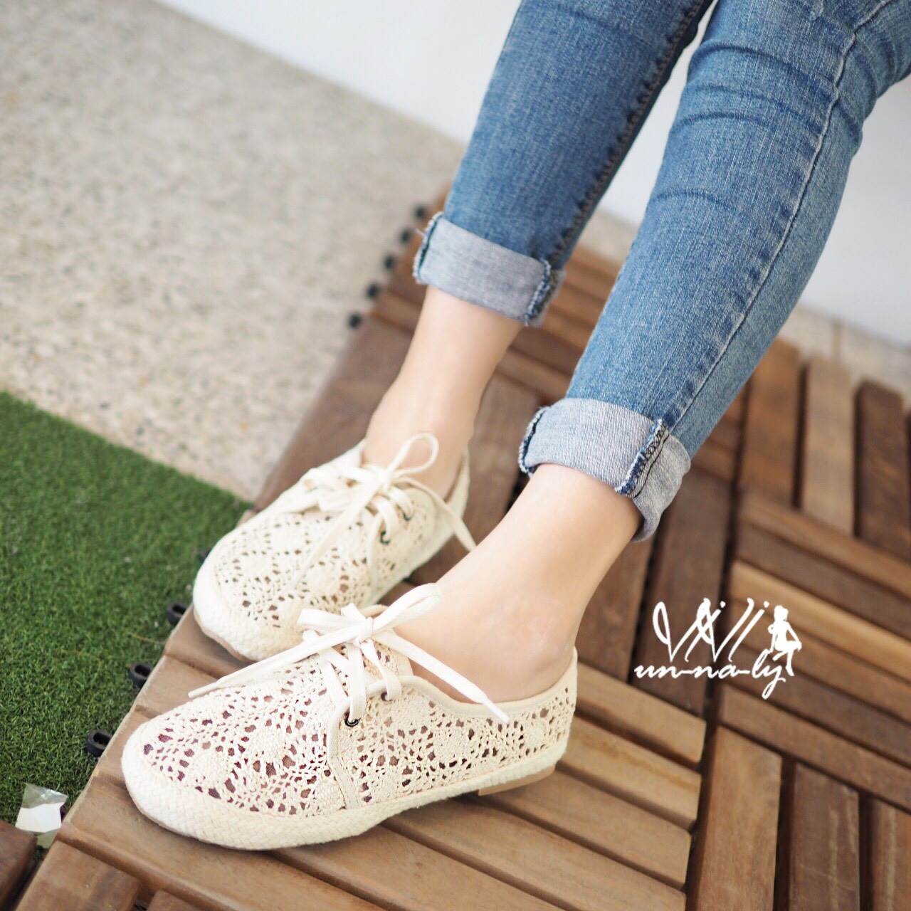 รองเท้าผ้าใบลูกไม้วินเทจแบบโปร่ง (สีดำ)