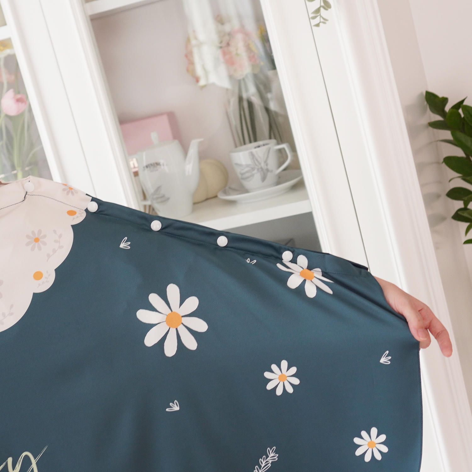 ผ้าคลุมให้นม (รุ่นมีกระดุม ถอดโครงได้) พร้อมส่ง ลาย Daisy - Green