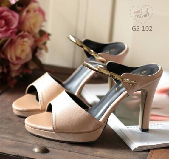พร้อมส่ง : รองเท้าส้นสูงสายคาดทอง (สีครีม)