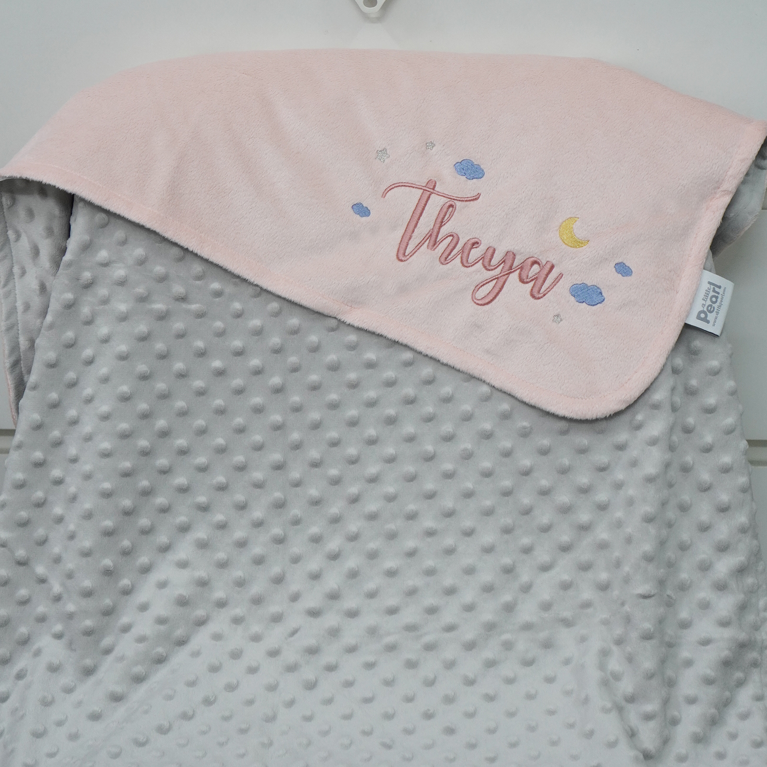 ผ้าห่ม Minky - สี Rose Quartz&Grey 75x100cm แบบปักชื่อ+icon - Cloud & Moon