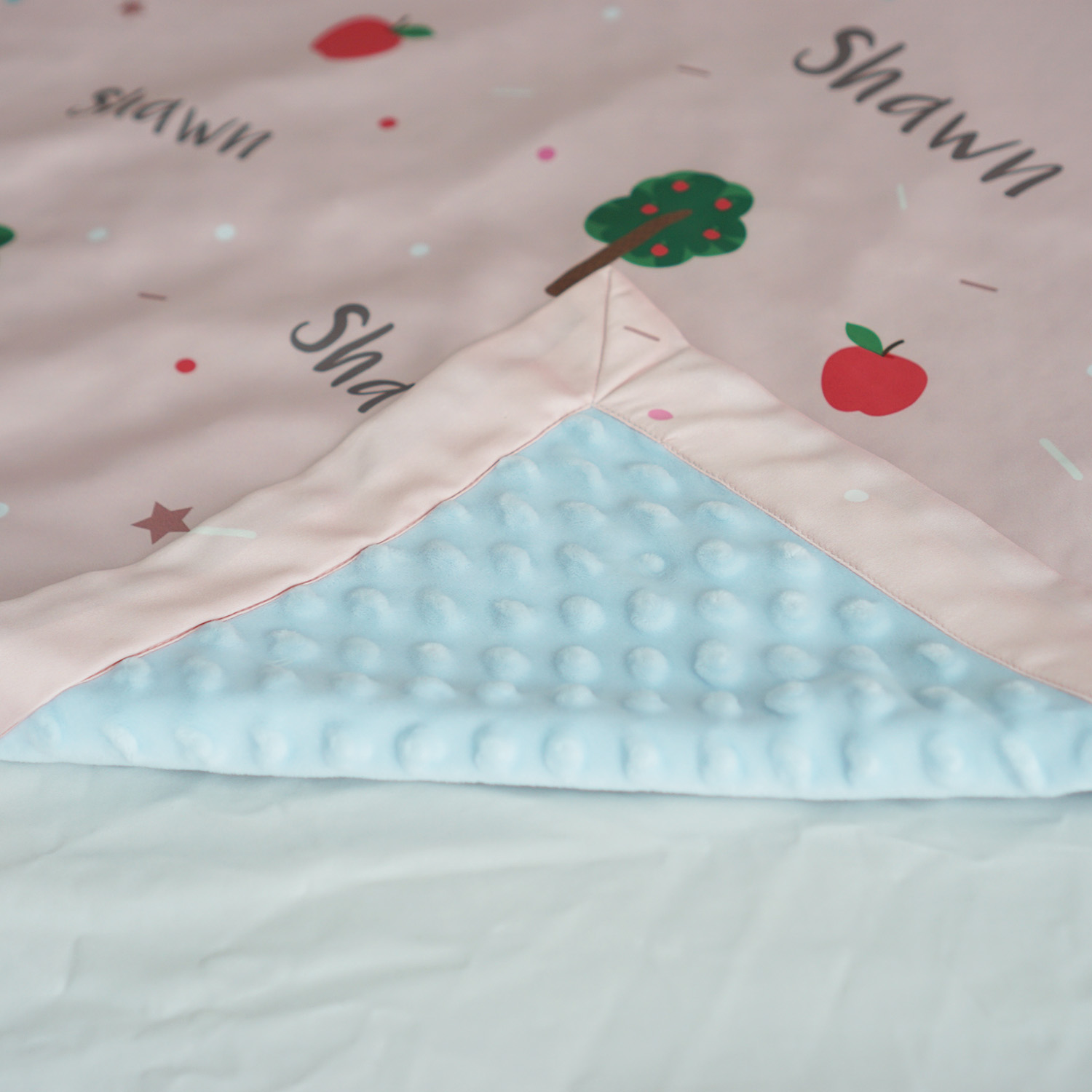 ผ้าห่ม สั่งทำใส่ชื่อ Pattern - Apple - Light Peach
