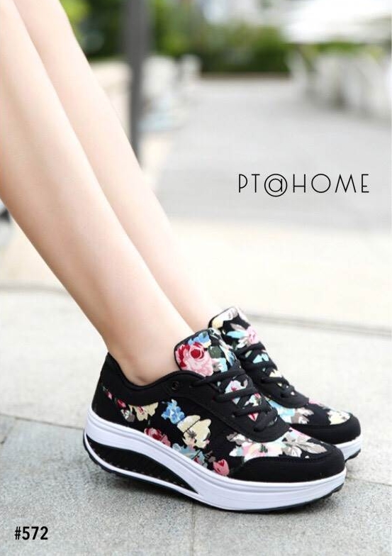 รองเท้าผ้าใบสปอร์ตลายดอกไม้พาสเทล (สีดำ)