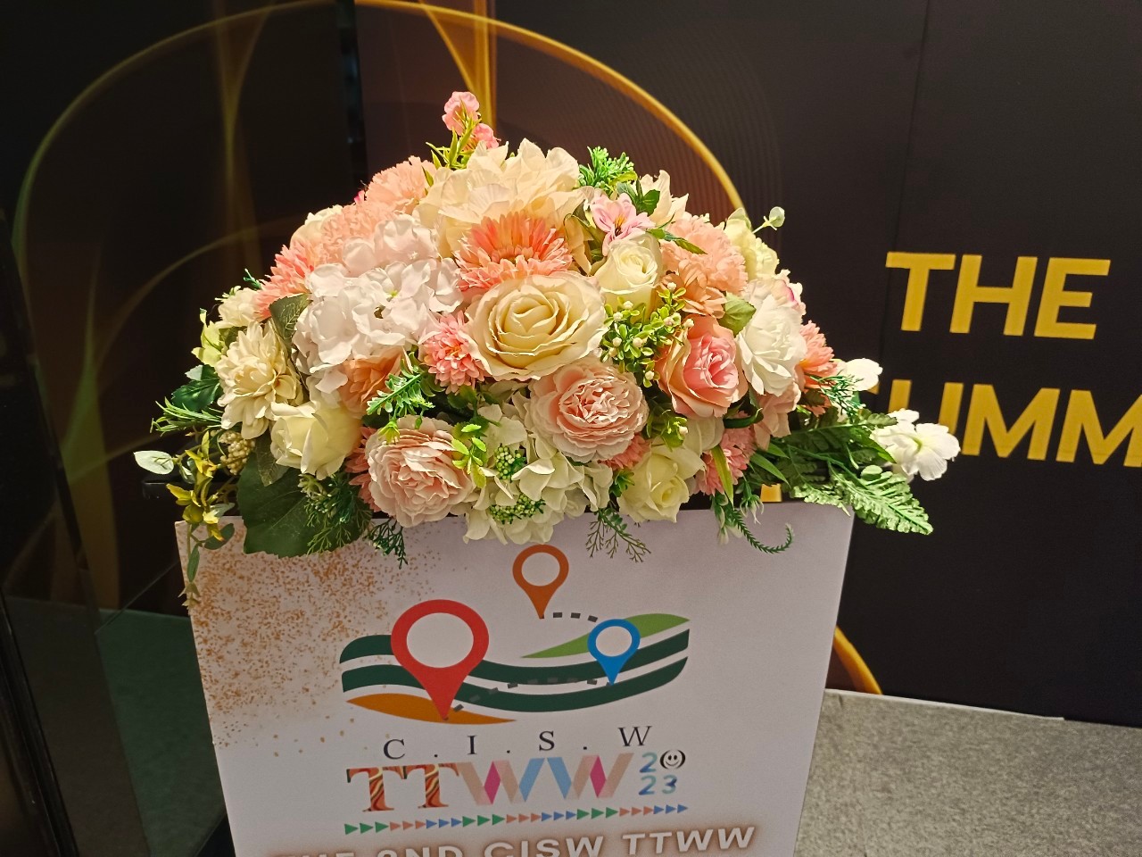 ดอกไม้ปลอมโพเดี่ยม (สำหรับเช่า) PT006