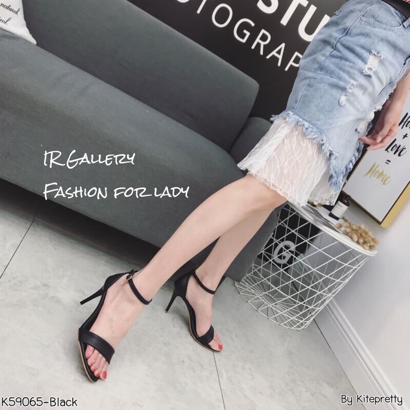 รองเท้าส้นสูงแต่งอะไหล่เพชรห้อย (สีครีม)