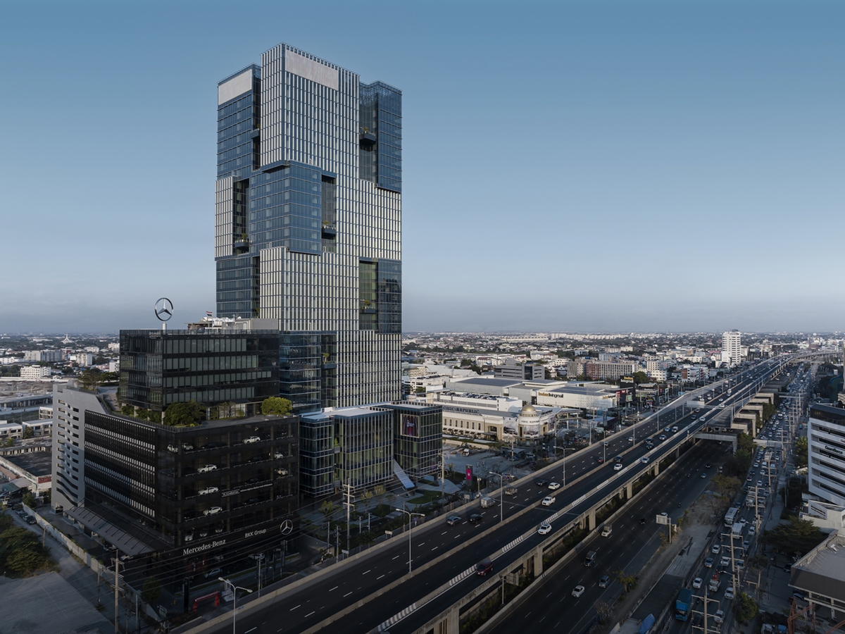 AIA East Gateway, office for rent, next to Bangna-Trad Road, Bangkok, Thailand. Near the MRT Yellow Line, Sri Iam Station, 350 meters.