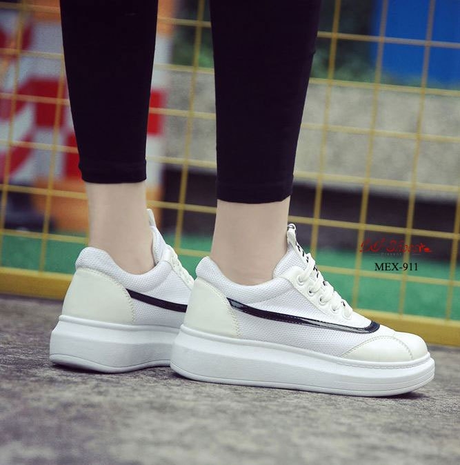รองเท้าผ้าใบแฟชั่นแต่งแถบดำ