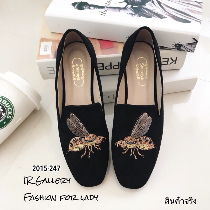 รองเท้าคัทชูส้นแบนปักลายผึ้ง (สีดำ)