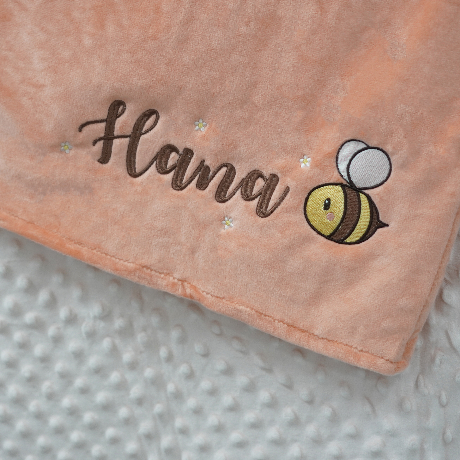 ผ้าห่ม Minky - สีพีช 75x100cm แบบปักชื่อ+การ์ตูน - Bee