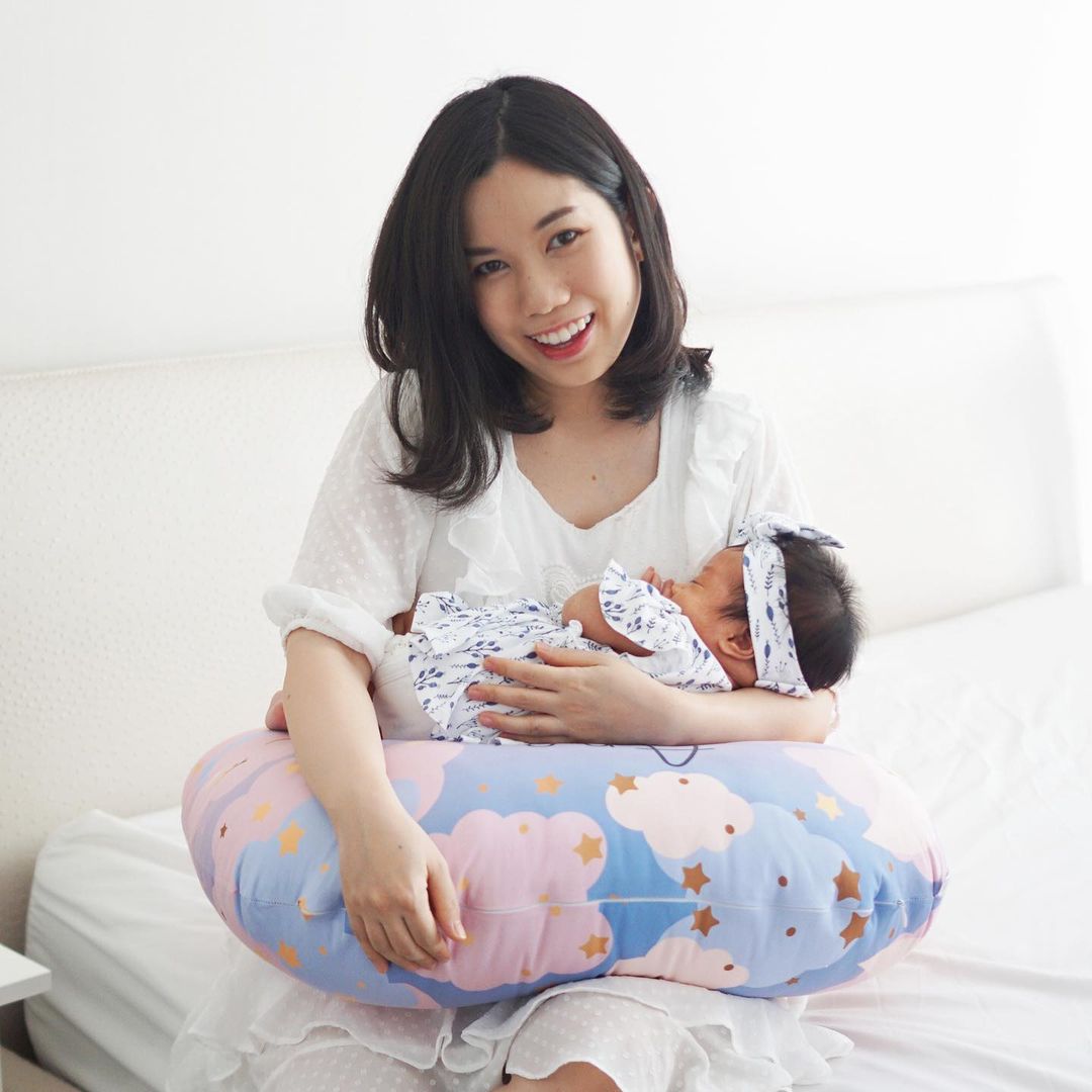 หมอนรองให้นม Nursing Pillow แบบพร้อมส่ง ลายพระจันทร์ สีฟ้าชมพู - Moon - Blue Pink