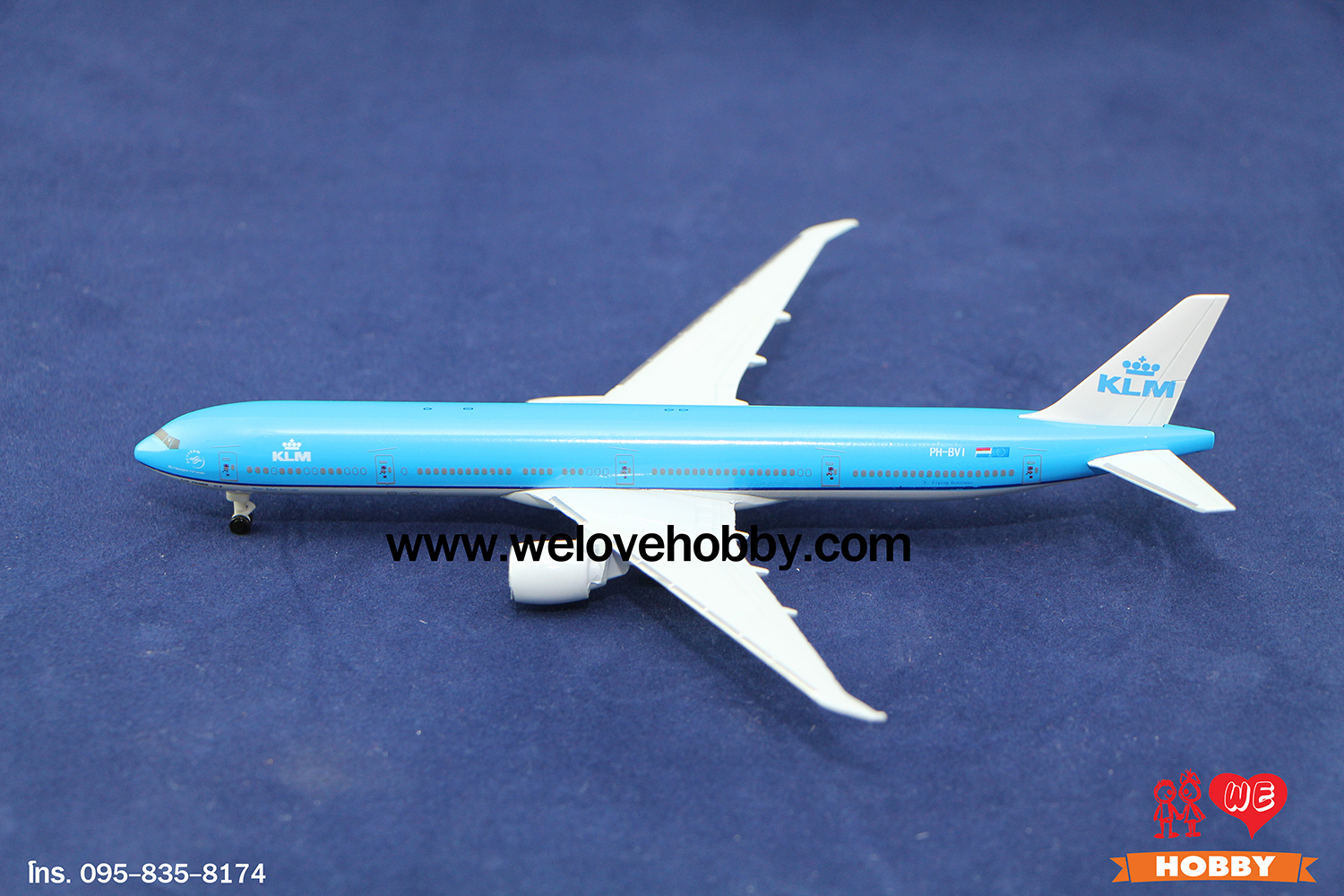 โมเดลเครื่องบิน KLM Royal Dutch Airlines (Boeing 777) เนเธอร์แลนด์ ไซส์กลาง แบบมีล้อเครื่องบิน (1:400)