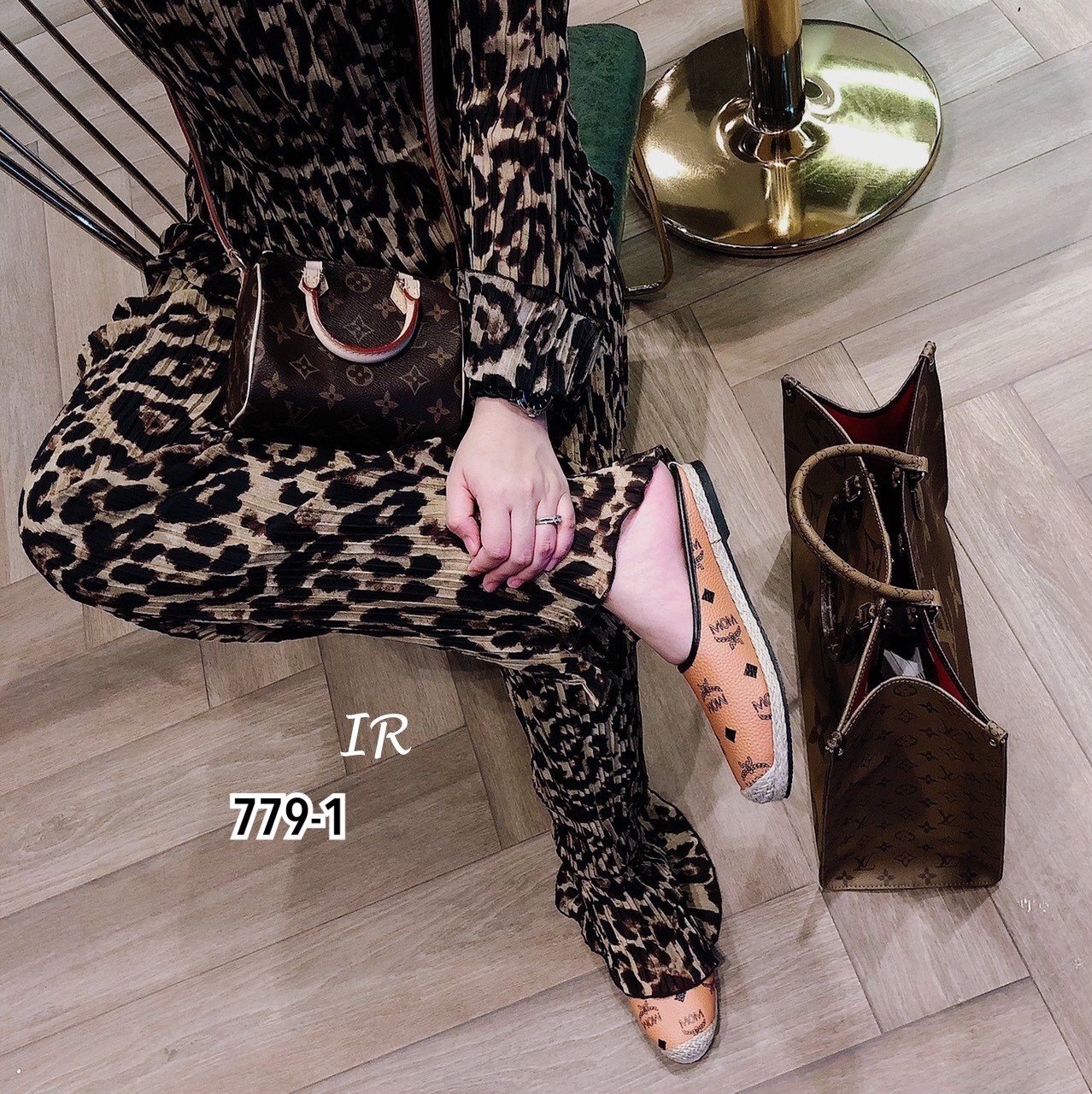 รองเท้าสลิปเปอร์แต่งลายแฟชั่น (สีครีม)