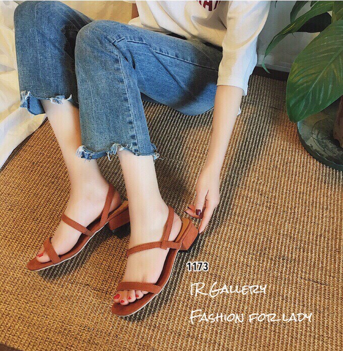 รองเท้าลำลองเสริมส้นหนังกลับ (สีดำ)