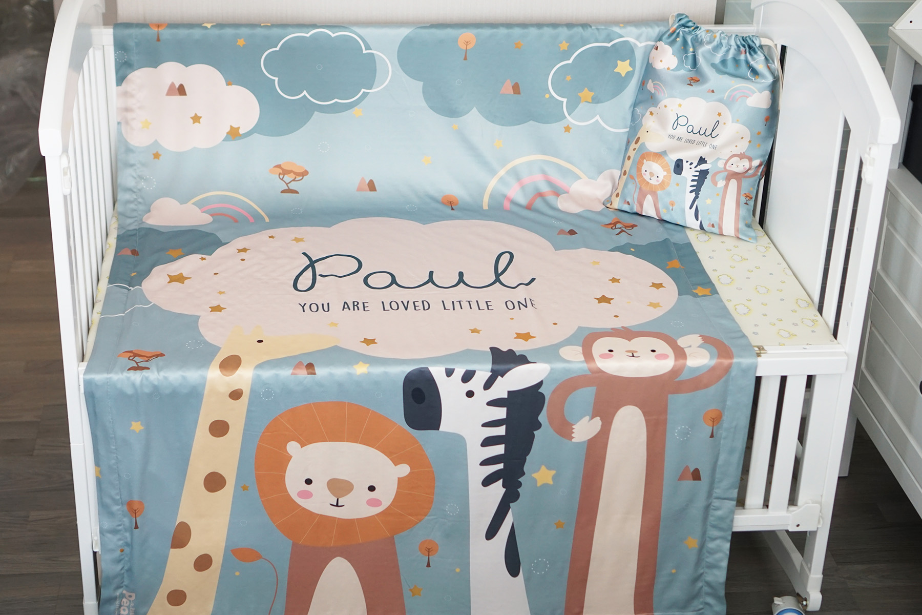 ชุดของขวัญเด็กแรกเกิด ผ้าห่ม ขนาด 100x150cm + ถุงผ้าซาติน ไซส์ L ลาย Safari - Green