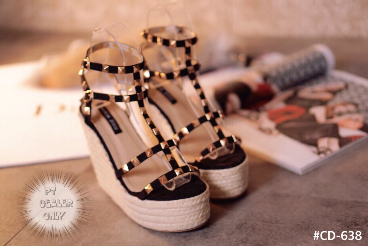 พร้อมส่ง : รองเท้าส้นตึก Valentino Style (สีดำ)