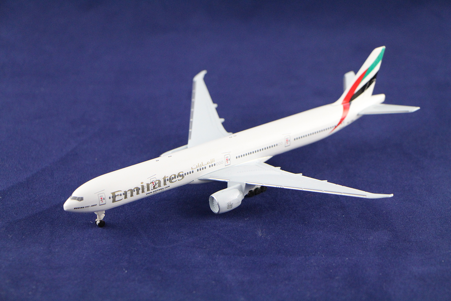 โมเดลเครื่องบิน Emirates Airlines (Boeing 777) สหรัฐอาหรับเอมิเรตส์ ไซส์กลาง แบบมีล้อเครื่องบิน (1:400)