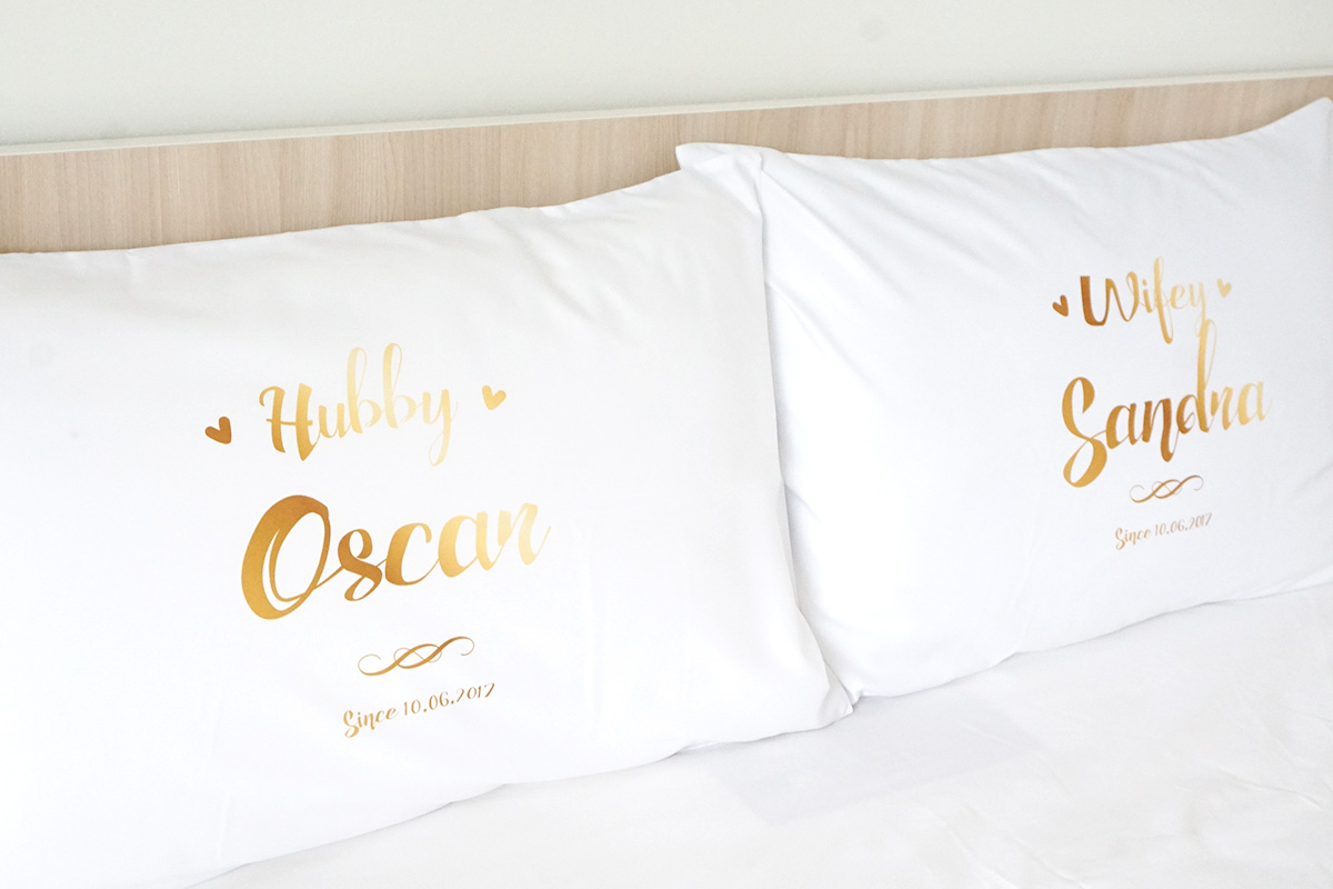 ปลอกหมอนหนุนคู่ลาย Hubby Wifey สี Gold