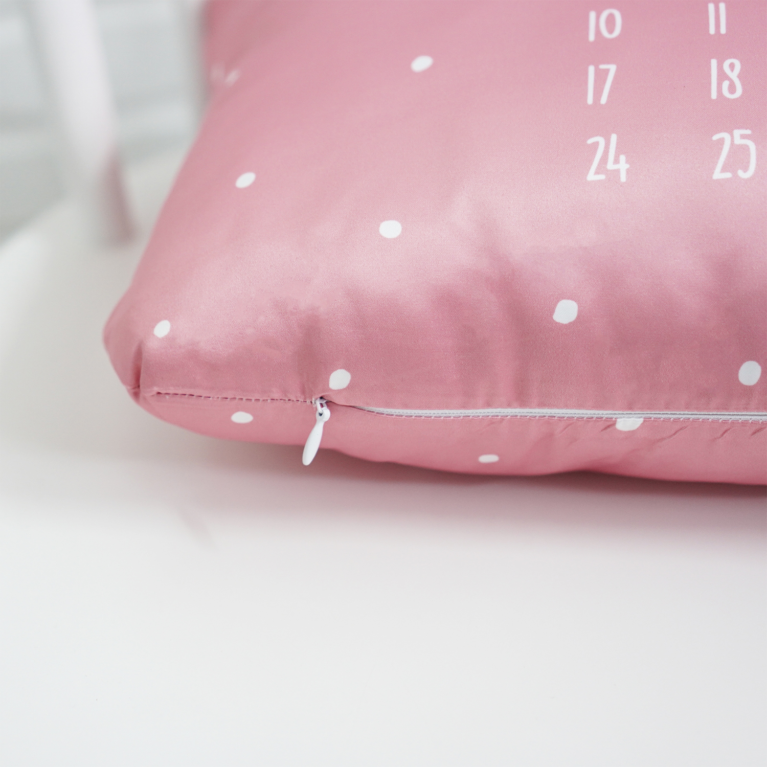 หมอนอิงทรงสี่เหลี่ยมยาว Calendar - Dark Pink