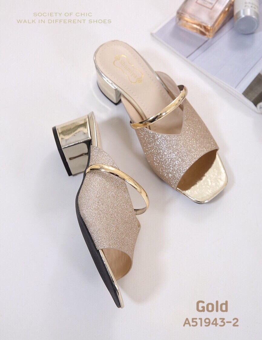รองเท้าส้นเตี้ยเปิดส้นแต่งห่วงทอง (สีดำ)