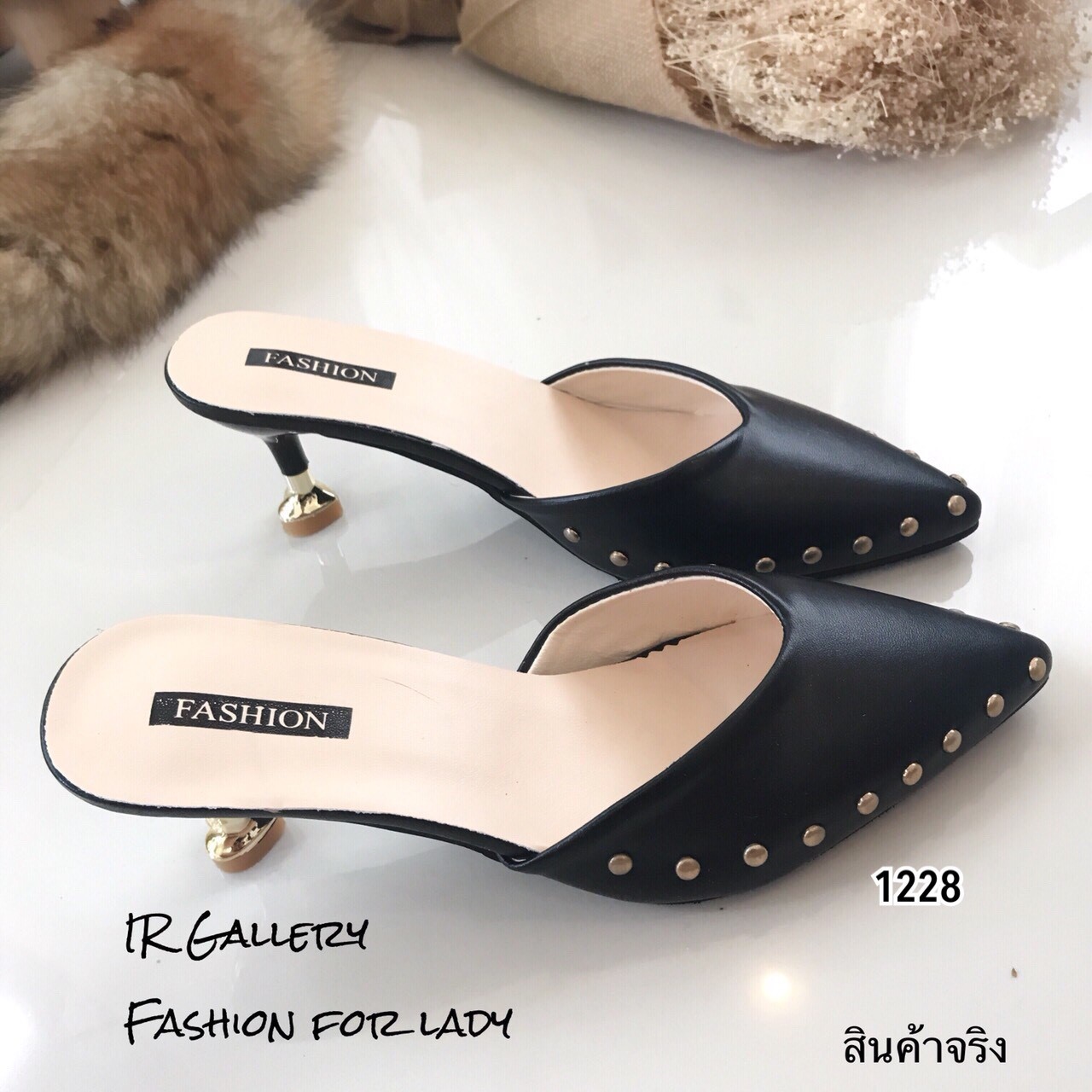 รองเท้าส้นเตี้ยเปิดส้นแต่งหมุด (สีครีม)