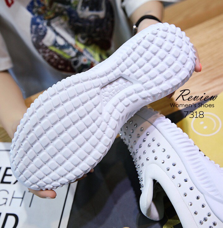 รองเท้าผ้าใบทรงสวมแต่งหมุด (สีขาว)