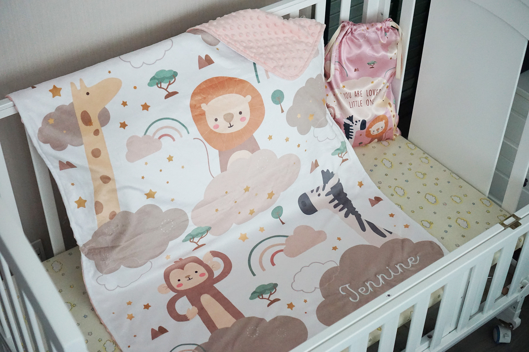 ผ้าห่ม Minky ลาย Safari 75x100cm แบบปักชื่อ ด้านหลังสีชมพู