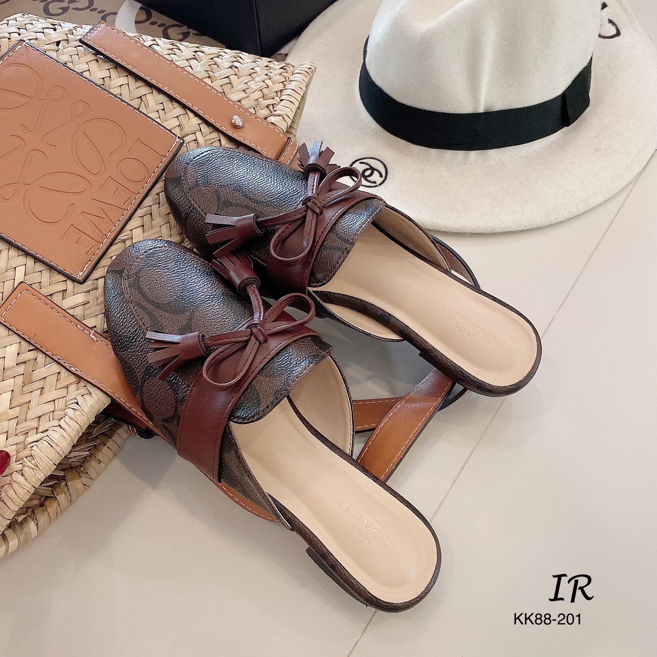 รองเท้าสลิปเปอร์ Style Coach (สีตาล)