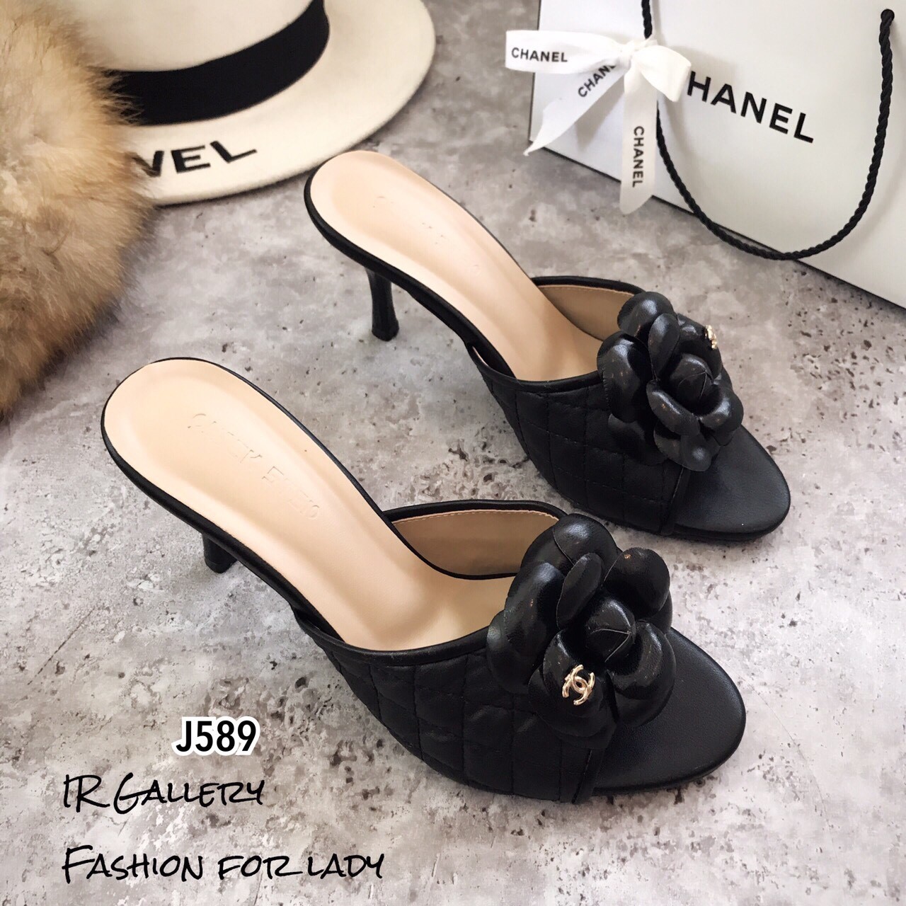 รองเท้าเปิดส้นแต่งดอกคามิเลีย (สีครีม)