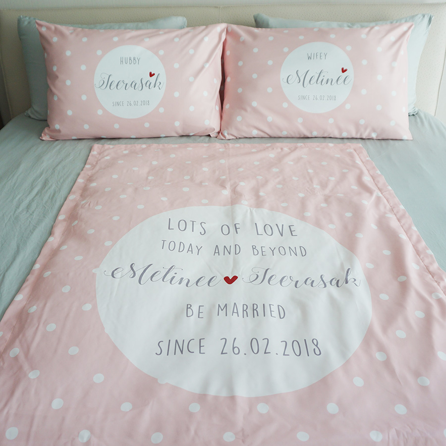 ชุดของขวัญแต่งงาน ปลอกหมอนคู่+ผ้าห่ม ขนาด 100x150cm ลาย Polka Dot - Pink